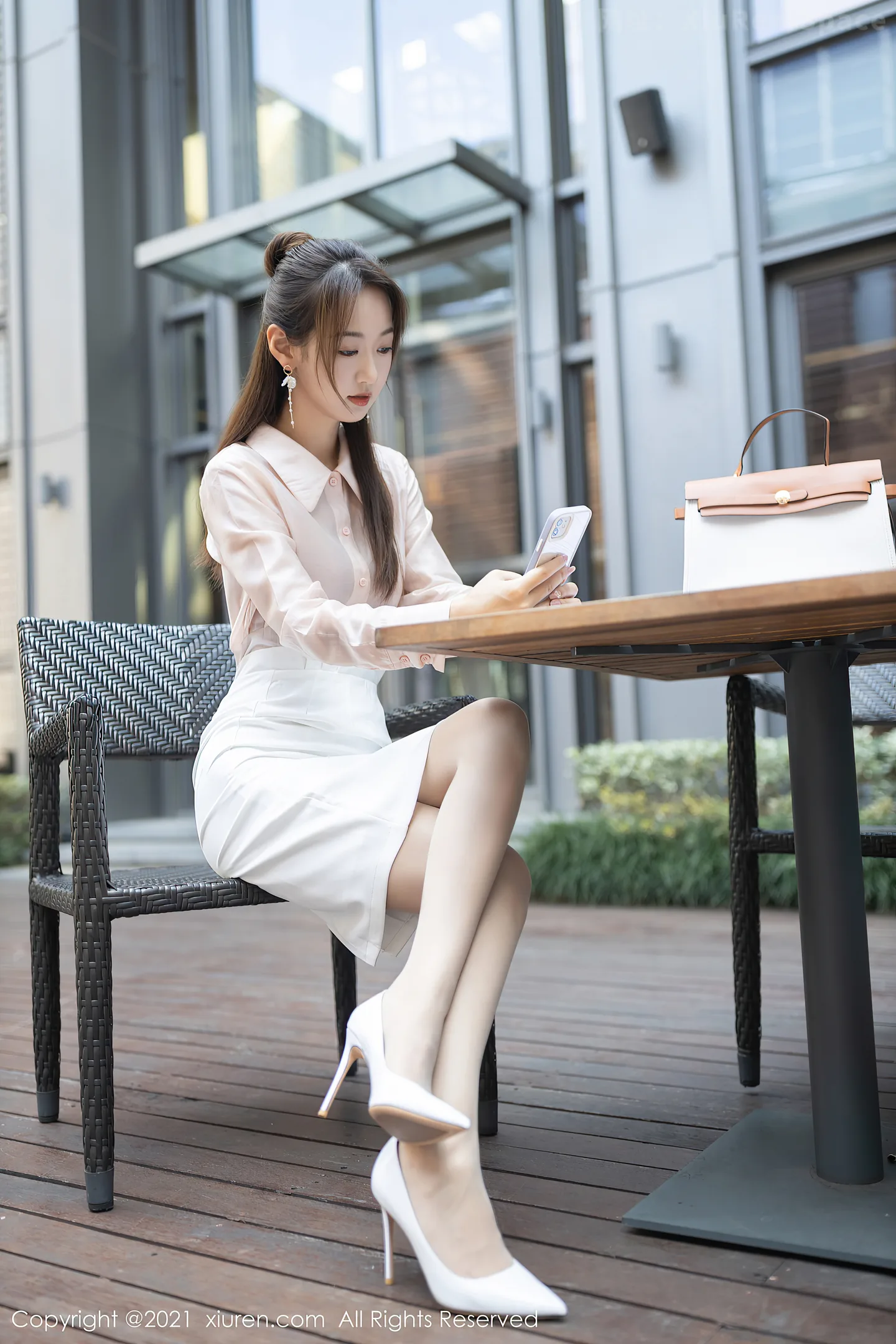 图片[3]-[XiuRen秀人网]VOL.4045 模特唐安琪私房性感粉色衬衫配白短裙半脱秀完美身材诱惑写真90P-秀人网官方网站